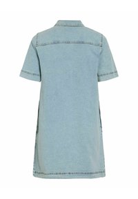 Robe-chemise en denim bleu clair à manches courtes avec col et coutures visibles, vue de dos sur fond blanc.