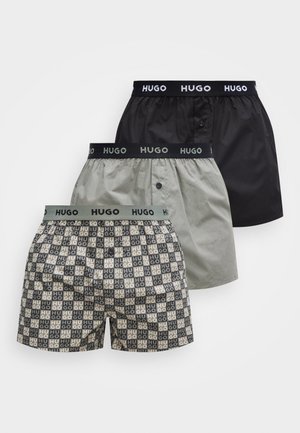 Trys poros Hugo prekės ženklo vyriškų bokserio šortų juodos, pilkos ir raštuotos juodos-pilkos spalvų, su elastinėmis juosmens juostelėmis ir priekinėmis sagomis.
