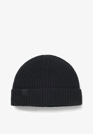 Schwarze Strickmütze mit gerippter Textur, ausgestattet mit einem umgeschlagenen Bund und einem kleinen schwarzen Etikett an der Seite.