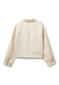 Krémová zkrácená košile s dlouhými rukávy, která má límec a manžety na knoflíky; hladká textura a minimalistický design.