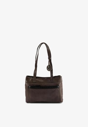 Bolso tote de cuero marrón con dos asas, un bolsillo frontal con cremallera en marrón oscuro y un charm circular con forma de ancla como adorno. Textura suave, forma estructurada.