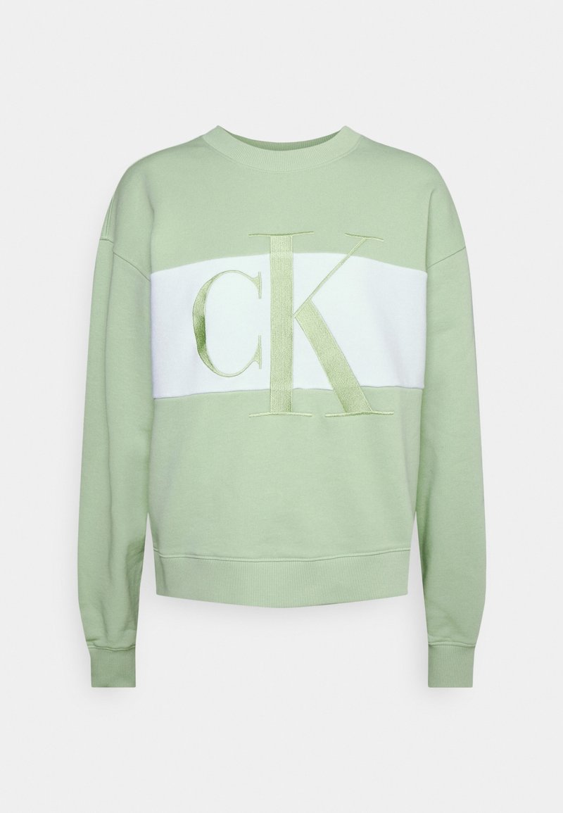 Sudadera verde clara con panel horizontal blanco que presenta un logotipo bordado de "CK". Material de algodón suave, cuello redondo y puños acanalados.