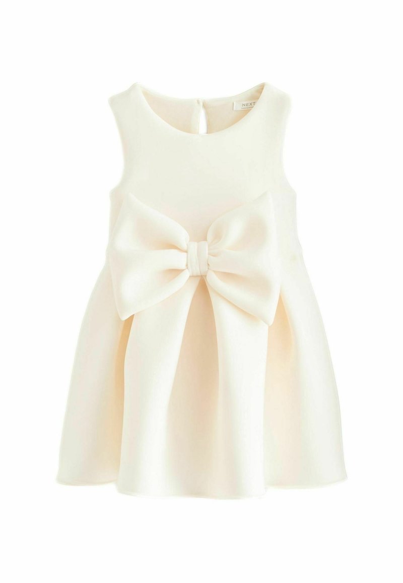 Robe de couleur crème avec un nœud à la taille, encolure arrondie et jupe évasée. Le tissu semble lisse sans motifs ni textures visibles.