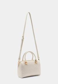 Borsa strutturata in finta pelle color crema. Presenta un design con logo in rilievo, doppi manici superiori e una tracolla regolabile. Accenti in hardware dorato.
