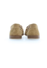 Zapatos de ante marrón con un perfil bajo, puntera redonda y dos orificios para los cordones. Cuentan con una suela de goma suave y un detalle de costura mínima.