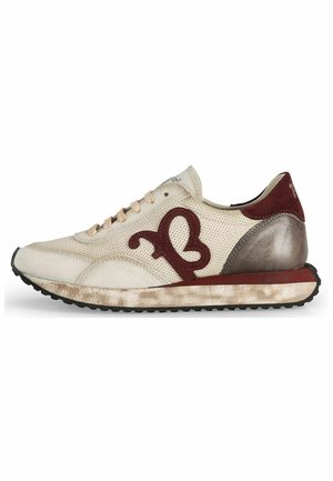 Beżowe sneakersy z maroonowym logo, górą wykonaną z zamszu i siateczki, okrągłym noskiem oraz gumową podeszwą. Teksturowane akcenty i jasne sznurówki.