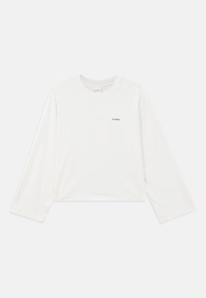White cropped long-sleeve T-shirt made of soft cotton. Features a round neckline and small "CLOSED" logo in black on the chest.