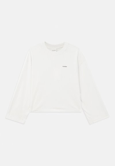 White cropped long-sleeve T-shirt made of soft cotton. Features a round neckline and small "CLOSED" logo in black on the chest.