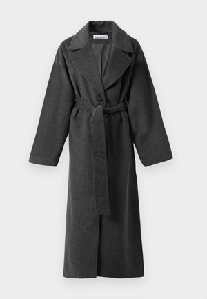 Cappotto lungo in lana grigio scuro con ampi revers, un bottone, vita con cintura e due tasche laterali, esposto su sfondo bianco.