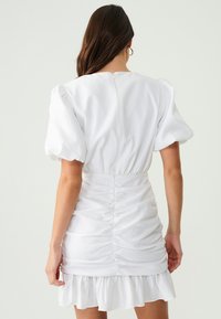 SÁVEL ADISON  - Shift-haljina - white