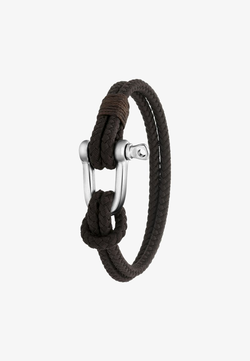 Bruin gevlochten touw armband met een zilveren metalen sluiting, knoopdetails en een gladde textuur.