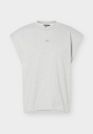 Débardeur Nike gris clair avec col rond et petit logo Nike noir accompagné de texte sur la poitrine, présenté sur fond blanc.