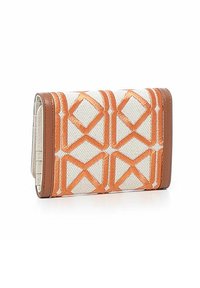 Portafoglio in pelle color tan con una stoffa bianca testurizzata decorata da un motivo geometrico arancione. Design compatto con dettagli di cucitura in vista.
