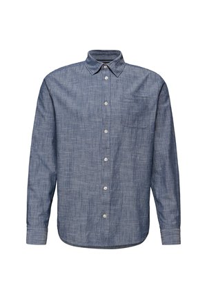 Modrá košile z chambraye s dlouhými rukávy, zapínáním na knoflíky, špičatým límečkem a jednou náprsní kapsou, zobrazena na bílém pozadí.