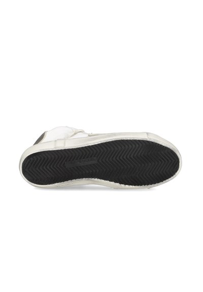 Suola di sneaker bianca con un fondo in gomma nera testurizzata, caratterizzata da scanalature a zig-zag e una parte anteriore liscia. Accenti grigi vicino al tallone.