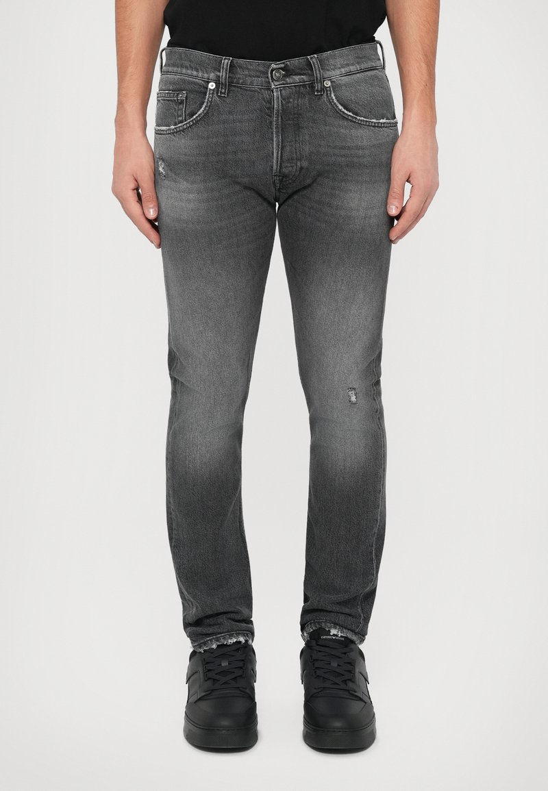 Grå denimjeans med slim fit, som har blekta områden, subtil slitage, fem fickor och kontrasterande sömmar, i kombination med svarta sneakers.