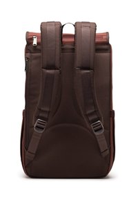 Zaino rettangolare marrone con spallacci imbottiti e regolabili, manico superiore e tasca con cerniera laterale, visto da dietro.