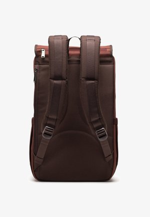 Smeđi pravokutni ruksak s podstavljenim podesivim trakama, gornjom ručkom i bočnim džepom sa zipom, prikazan s leđa.