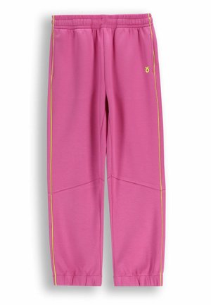 Różowe spodnie dresowe z elastycznym pasem i ściągaczami, żółte lamówki po bokach oraz małe żółte logo na górnej części lewego uda.
