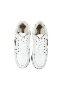 Sneakers bianchi in pelle con accenti dorati, punta rotonda, design con lacci, colletto imbottito e suole testurizzate. Presenta il logo sul lato.