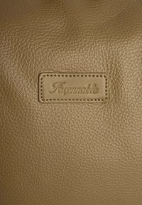 Borsa in pelle color tan con superficie texturizzata e un'etichetta rettangolare cucita che riporta "Faconnable" in lettere in rilievo.