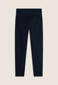 Leggings neri con una texture liscia, vita alta e design aderente. Nessun motivo visibile o accessori. Stile semplice e versatile.