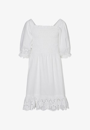 Bijela pamučna haljina s nabrano tijelo, kvadratnim izrezom, napučenim rukavima i volanima na rubu koji sadrže izrezane cvjetne detalje.