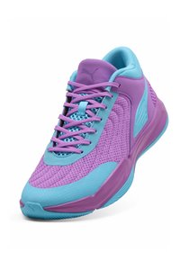 Μωβ και μπλε αθλητικό παπούτσι Puma με πλέγμα επάνω μέρος, κορδόνια, αποσβεστικό πάτο και λογότυπο στη γλώσσα και στη σόλα, τοποθετημένο ελαφρώς γωνιακά προς τα δεξιά.