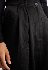 Marc O'Polo PLEATED STYLE WELT POCKETS - Pantalon classique - black