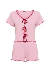 Ροζ κοντό ολόσωμο σορτς με κόκκινες πινελιές βολάν, με στρογγυλή λαιμόκοψη και τρία μπροστινά κορδόνια για ρύθμιση. Κατασκευασμένο από υφή ύφασμα.
