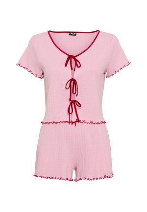 Ροζ κοντό ολόσωμο σορτς με κόκκινες πινελιές βολάν, με στρογγυλή λαιμόκοψη και τρία μπροστινά κορδόνια για ρύθμιση. Κατασκευασμένο από υφή ύφασμα.