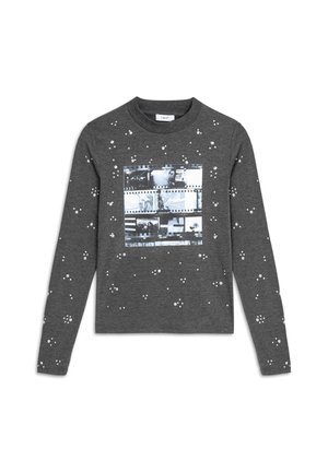 Grauer langärmliger Sweatshirt mit einem fotorealistischen Druck in Schwarz-Weiß, verziert mit verstreuten weißen Punkten auf dem gesamten Stoff.