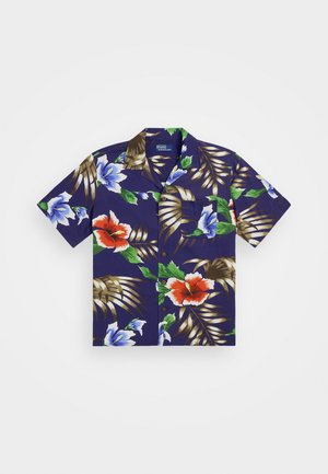 Marineblauw kort mouwen overhemd met rode en blauwe hibiscusbloemen en bruine palmbladeren, met een borstzak aan de voorkant en knoopsluiting.