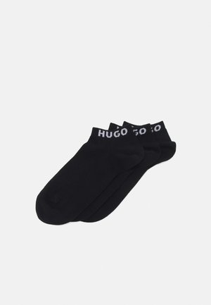 Calze nere alla caviglia, con una consistenza morbida e un polsino elastico con il marchio bianco "HUGO". Tre paia con un design semplice e uniforme.