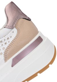 Nahaufnahme der Sneaker-Ferse mit beige-, weiß- und metallic-rosafarbenen Lederpaneelen, weißer Zwischensohle und brauner Gummiaußensohle.