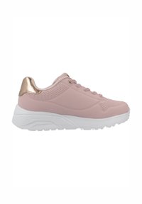 Scarpa da ginnastica rosa chiaro con texture liscia, dettaglio metallizzato dorato sul tallone e suola in gomma bianca. Presenta un design con lacci e perforazioni.