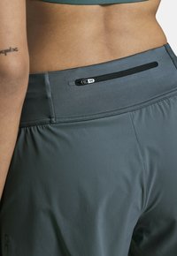 On RUNNING - Urheilushortsit - stone