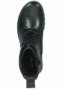 Botas de tobillo de cuero verde oscuro con cordones negros, cremallera lateral, punta redondeada, interior acolchado y suela de goma texturizada.