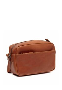 Borsa a tracolla in pelle marrone di forma rettangolare, con tasca anteriore con zip e superficie liscia. Presenta un manico corto e una tracolla regolabile.