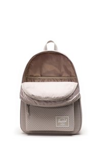 Sac à dos en tissu gris au design minimaliste, doté d'un motif en diamant, d'une poche zippée à l'avant et d'un compartiment rembourré à l'intérieur.