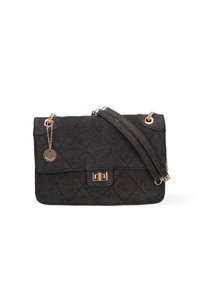 Borsa a mano in tessuto nero trapuntato con chiusura in tono oro, tracolla a catena e piccolo pendente. Presenta un compartimento con zip su un lato.