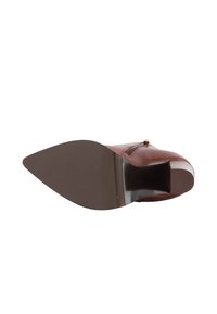 Braune Leder-Stiefelette mit spitzer Zehenform, glatter Textur, seitlichem Reißverschluss und einer soliden braunen Gummisohle.