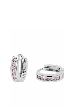 Orecchini a cerchio in argento con sei piccole pietre preziose rosa disposte in fila su ogni orecchino, esposti su sfondo bianco.