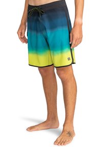 Costumi da bagno da uomo in gradiente di blu e giallo, realizzati in materiale ad asciugatura rapida, con vita regolabile mediante cordoncino e cuciture nere a contrasto.