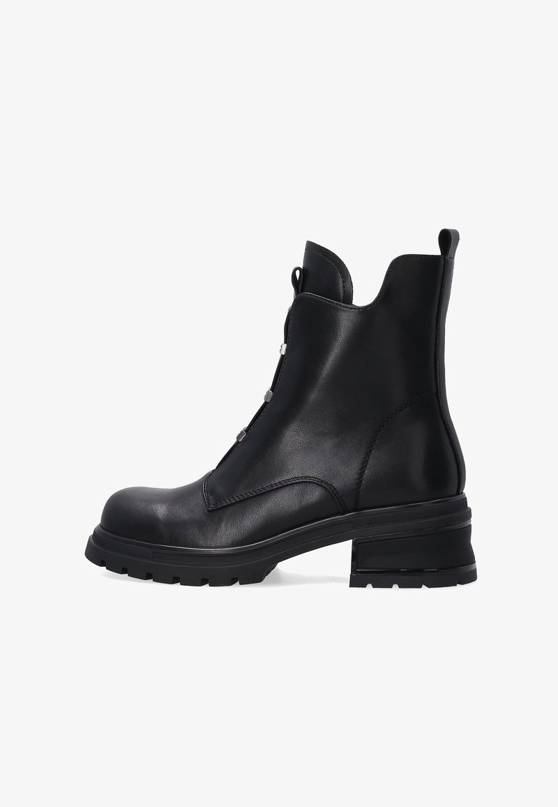 Černá kožená kotníková bota s kulatou špičkou, středně vysokým blokovým podpatkem, stříbrným dekorativním kováním a bočním zipem pro snadné obouvání.