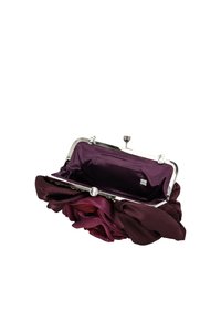 Clutch taske lavet af mørkelilla stof med et dekorativt rosedesign, metalspænde og en foer af satin indvendigt.