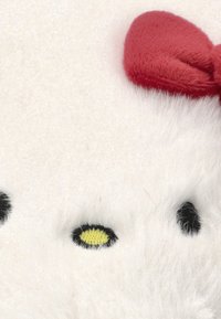 Tela de felpa blanca con un lazo rojo, con ojos negros bordados y una nariz amarilla, que muestra un suave detalle texturizado.