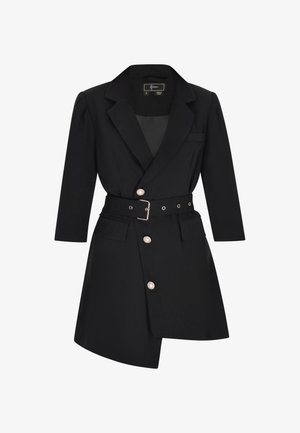 Fekete blézer ruha hosszú ujjakkal, derékmegvágással és gyöngyszerű gombokkal. Zsebe van és aszimmetrikus szegélye. Simás anyag textúra.