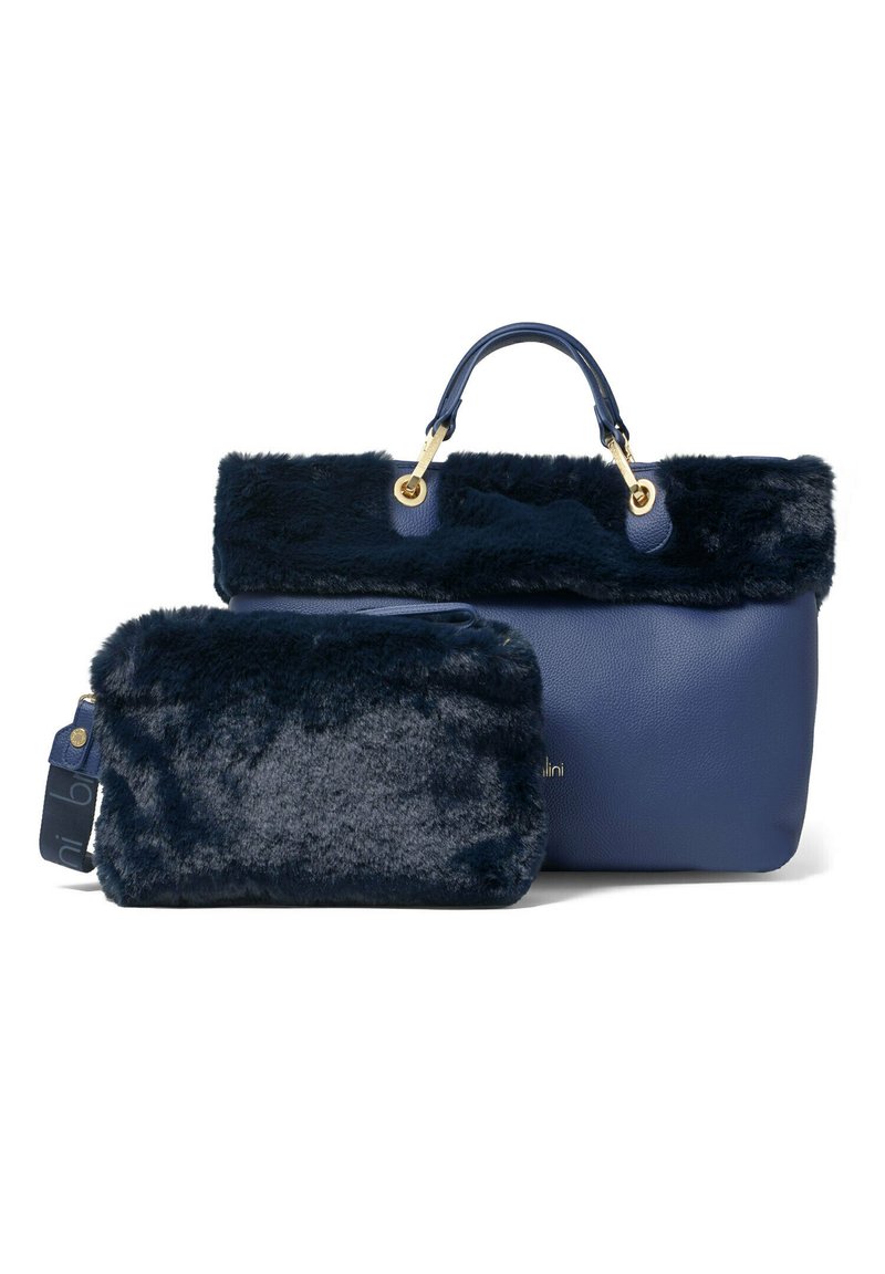 Borsa blu navy con bordo superiore in pelliccia sintetica, corpo in pelle liscia e accessori in oro; include una pochette foderata in pelliccia coordinata.