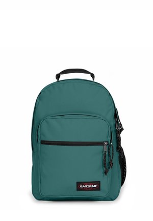 Sac à dos Eastpak couleur sarcelle avec poche avant zippée, poignée noire et poche latérale en mesh noir sur fond blanc.